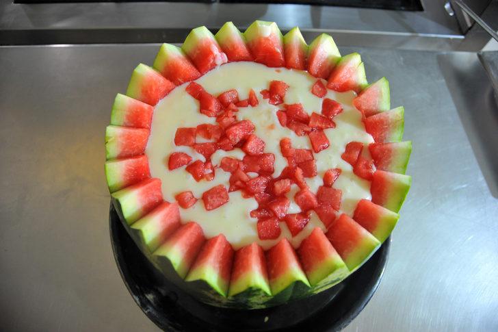 Osmanlı mirası süt helvasını karpuzda pişiriyor G4