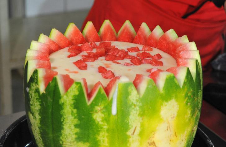 Osmanlı mirası süt helvasını karpuzda pişiriyor G5