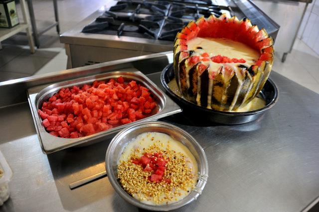 Osmanlı mirası s&uuml;t helvasını karpuzda pişiriyor 4