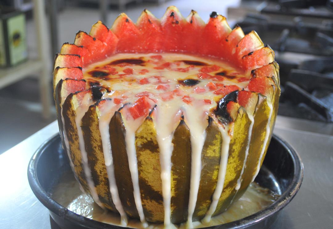 Osmanlı mirası s&uuml;t helvasını karpuzda pişiriyor