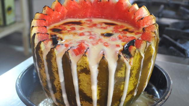 Osmanlı mirası süt helvasını karpuzda pişiriyor