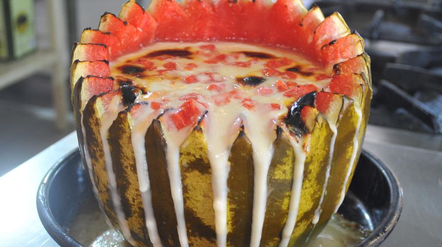 Osmanlı mirası s&uuml;t helvasını karpuzda pişiriyor