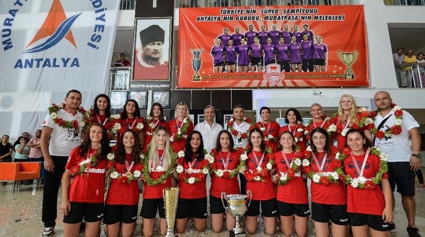 Sezonu T&uuml;rkiye Kupası&rsquo;yla kapatan sporculara para &ouml;d&uuml;l&uuml;