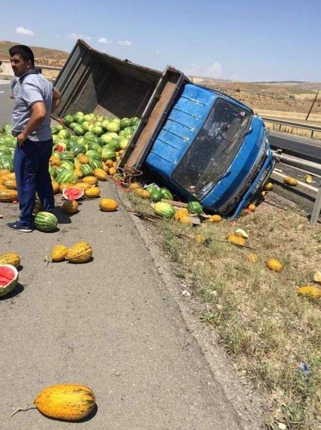 Çorum’da kamyon şarampole devrildi: 1 yaralı