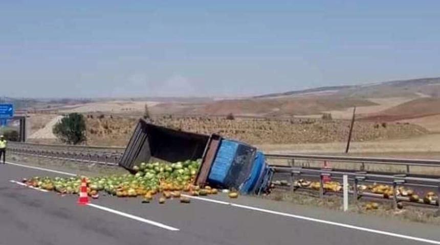 &Ccedil;orum&rsquo;da kamyon şarampole devrildi: 1 yaralı