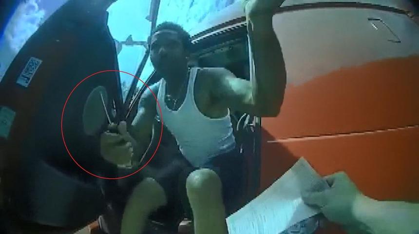 Tornavidayı polisin boynuna sapladı