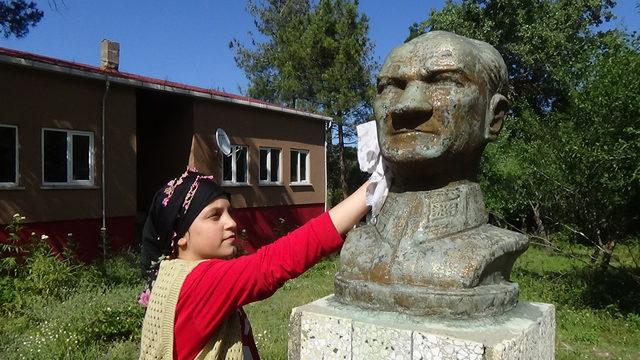 Aylin öğretmen, annesinin ilk görev yeri olan okulu yeniledi