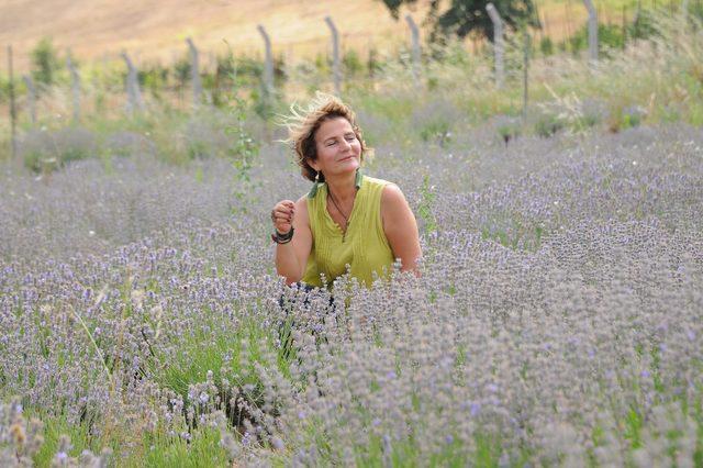 Lavanta bah&ccedil;esini sanat eserleriyle buluşturdu 2