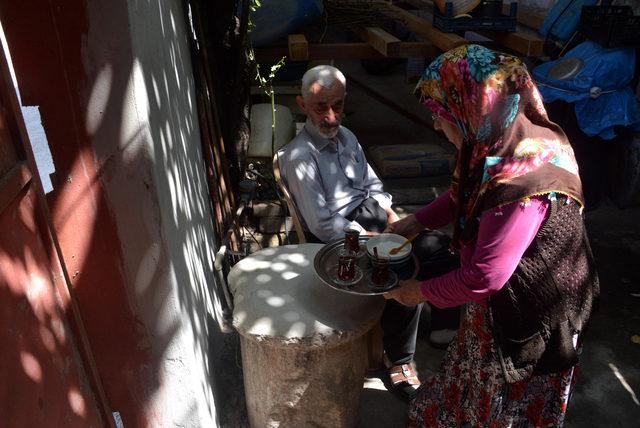 1500 yıllık tarihi sütunu çay masası olarak kullanıyor