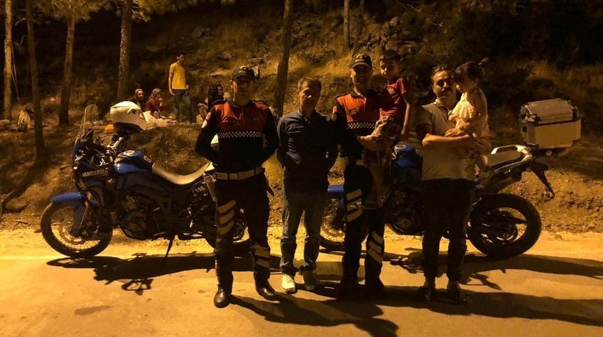 Kaybolan çocuk jandarma tarafından ailesine teslim edildi