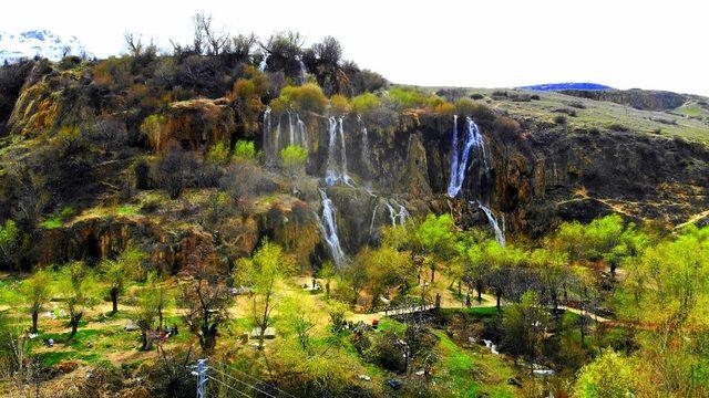 Gurbetçiler Girlevik Şelalesi’ne akın etti