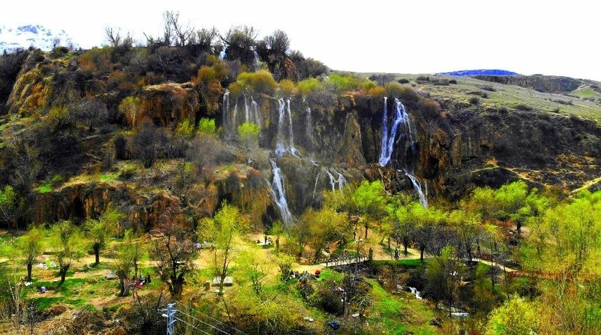 Gurbet&ccedil;iler Girlevik Şelalesi&rsquo;ne akın etti