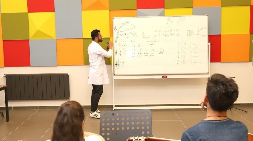 45 yaşında gitar &ccedil;almak i&ccedil;in ŞSM&rsquo;deki kursa katıldı