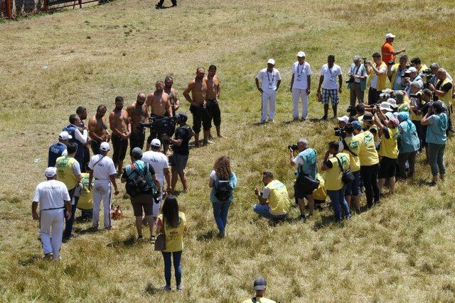 Er meydanında başpehlivanlar, çeyrek final kura çekimini yaptı