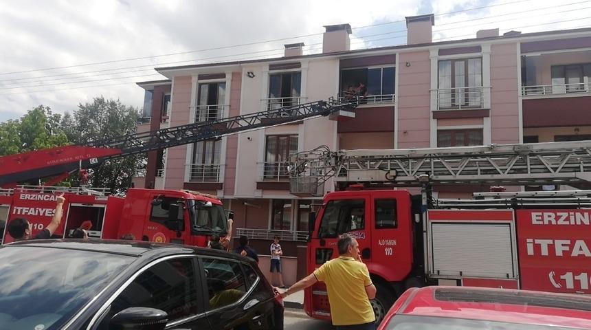 Tatile giden ailenin evlerinde yangın &ccedil;ıktı