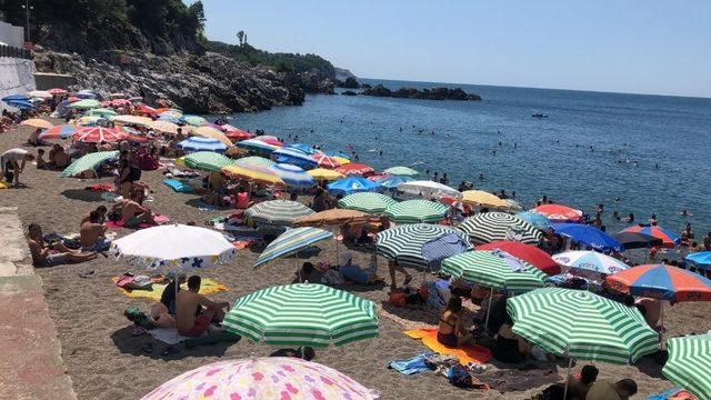 Sıcaktan bunalan vatandaşlar plajlara akın etti