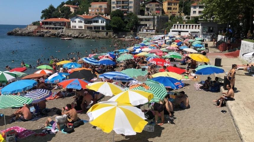 Sıcaktan bunalan vatandaşlar plajlara akın etti