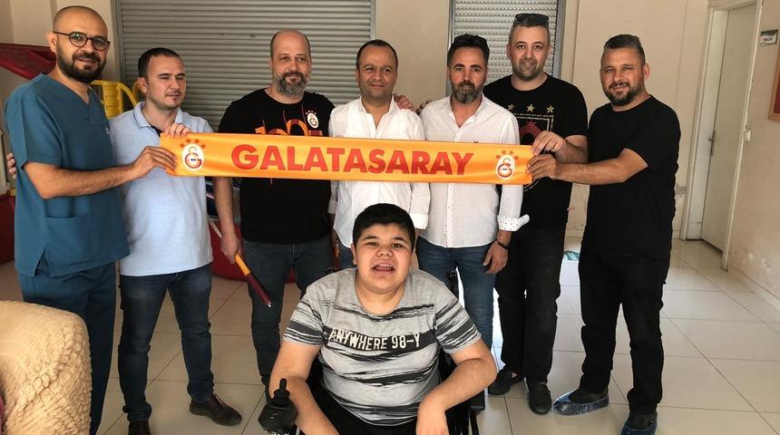 Galatasaraylı taraftarlar, Beşiktaşlı özel çocuğu sevindirdi 