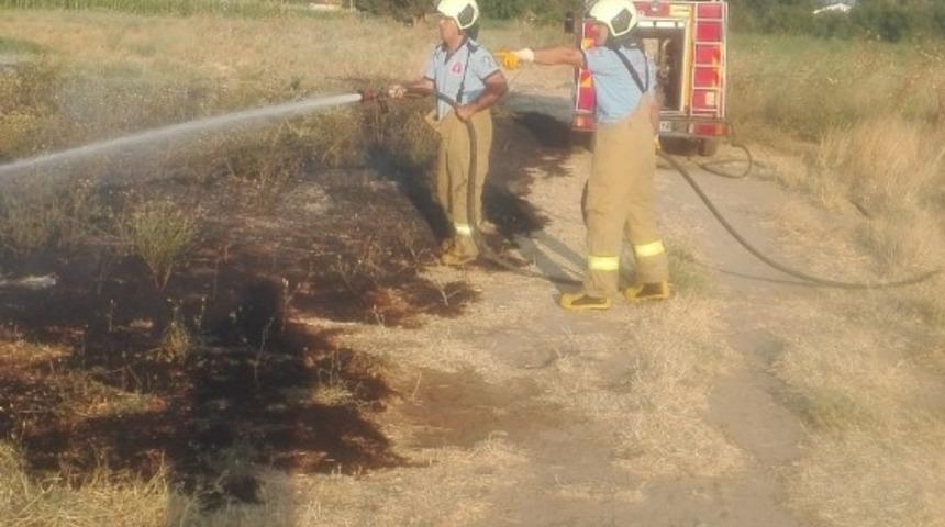 Burhaniye&rsquo;de sulama motorundan &ccedil;ıkan ot yangını korkuttu
