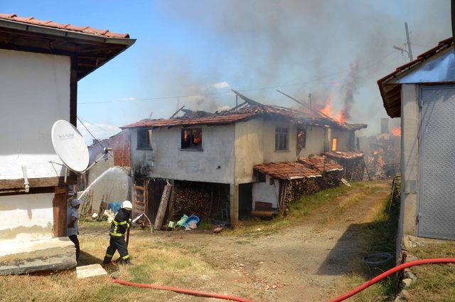 Taşk&ouml;pr&uuml; de 6 ev yandı 1