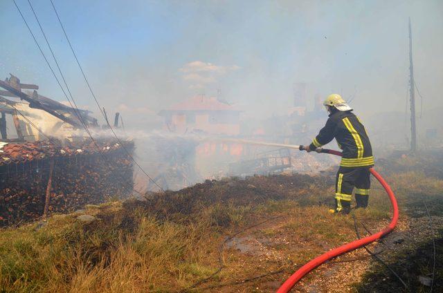 Taşk&ouml;pr&uuml; de 6 ev yandı 2