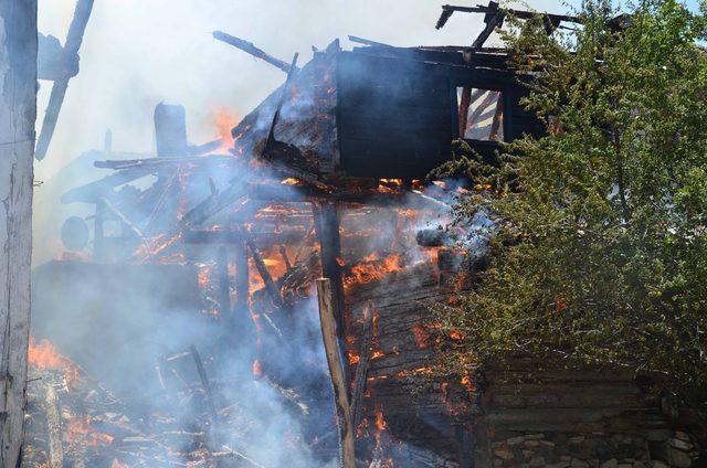 Taşk&ouml;pr&uuml; de 6 ev yandı 3