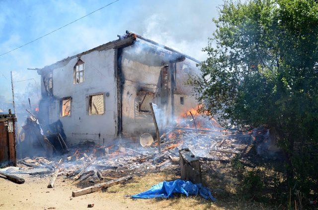 Taşk&ouml;pr&uuml; de 6 ev yandı 4