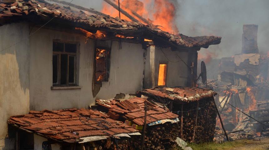 Taşk&ouml;pr&uuml;'de 6 ev yandı