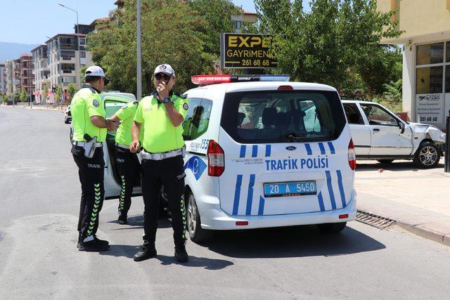 Otomobille çarpışan kasksız motosikletli öldü