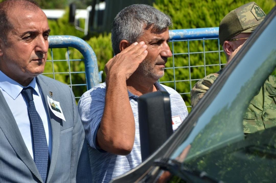 Şehit babası oğlunu asker selamıyla son yolculuğuna uğurladı