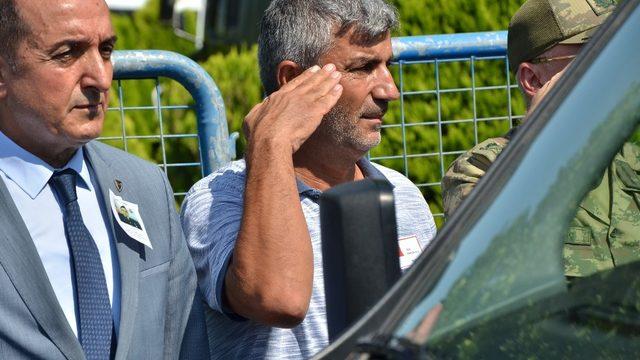 Şehit babası oğlunu asker selamıyla son yolculuğuna uğurladı