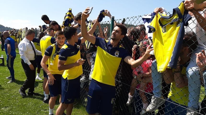 Fenerbahçeli futbolcular taraftarla bir araya geldi