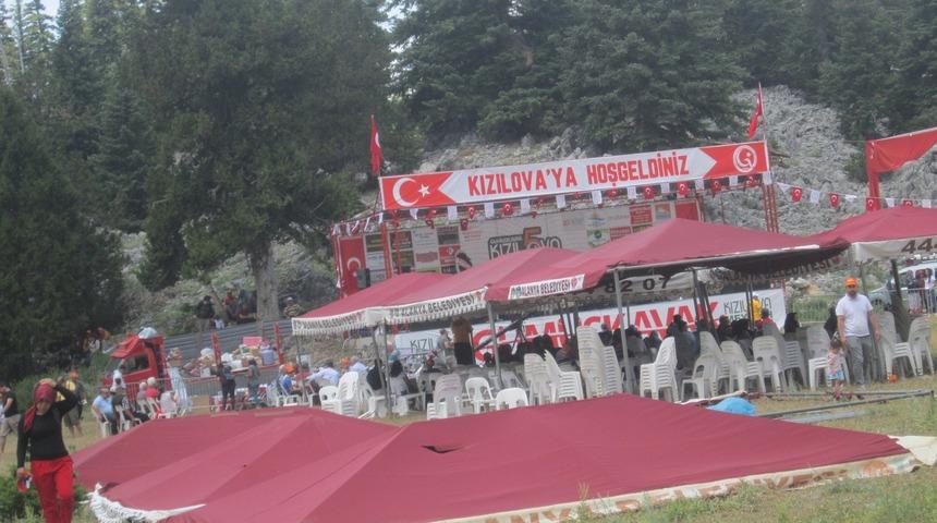 Kızılova Yayla Şenliği’ni hortum vurdu! Yaralılar var