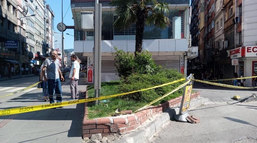 Çatıdan düşen parçalar korku dolu anlar yaşattı