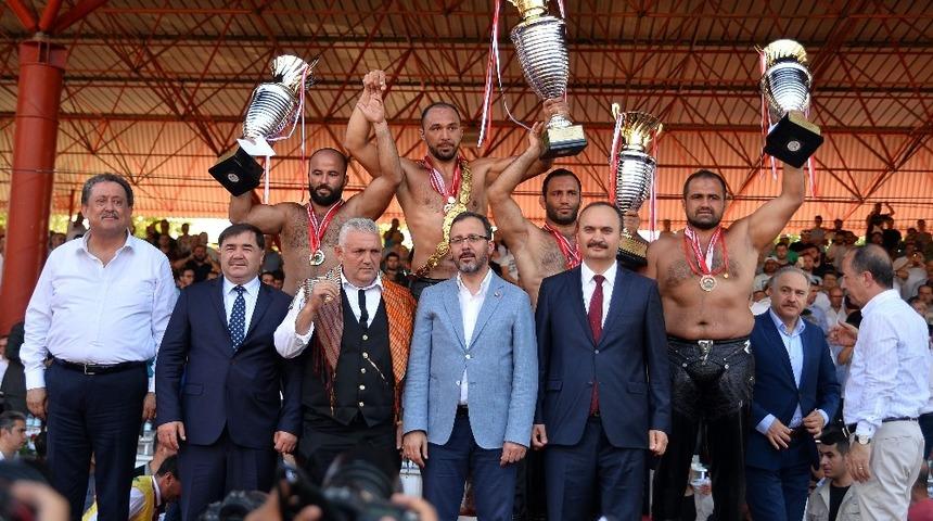 Ali Gürbüz altın kemeri taktı