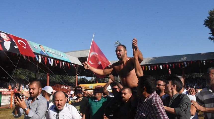 Cumhurbaşkanı Erdoğan, Başpehlivan Gürbüz'ü tebrik etti