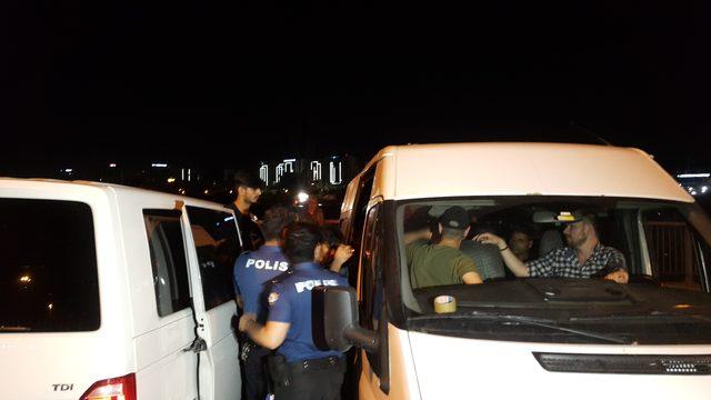 Polisi görünce 20 kaçak göçmeni bırakıp kaçtılar