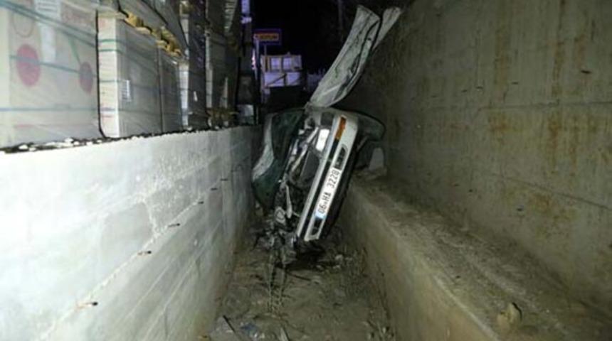 Otomobil beton duvarlar arasına devrildi! 