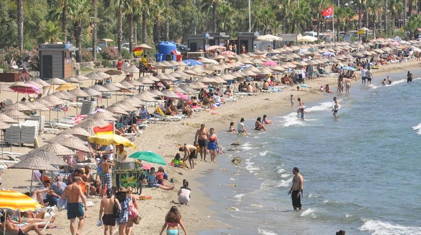 Kuşadası'nda tatilciler plaj ve su parklarına akın etti