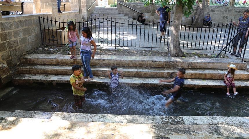 Sıcaktan bunalanlar parklara akın etti
