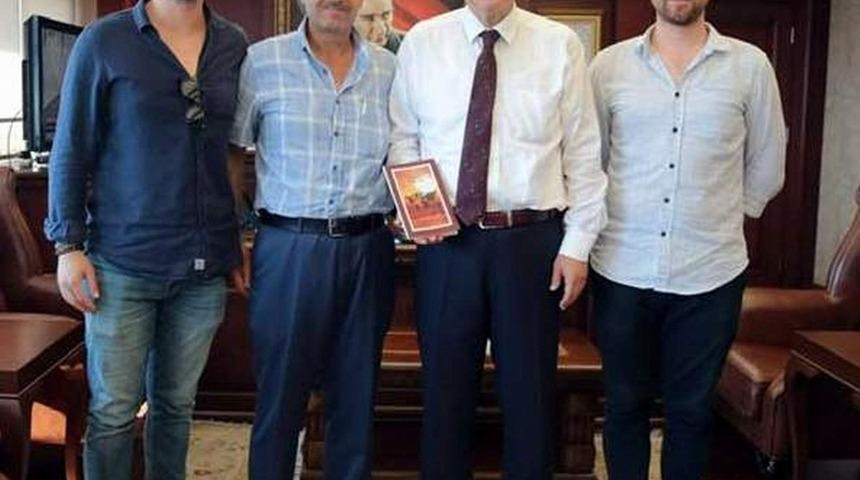 Yazar Bekir Ayg&uuml;l, &lsquo;&Ccedil;adırın G&ouml;z&uuml;, Yeniden Doğuş&rsquo;u Vali Ayyıldız&rsquo;a takdim etti