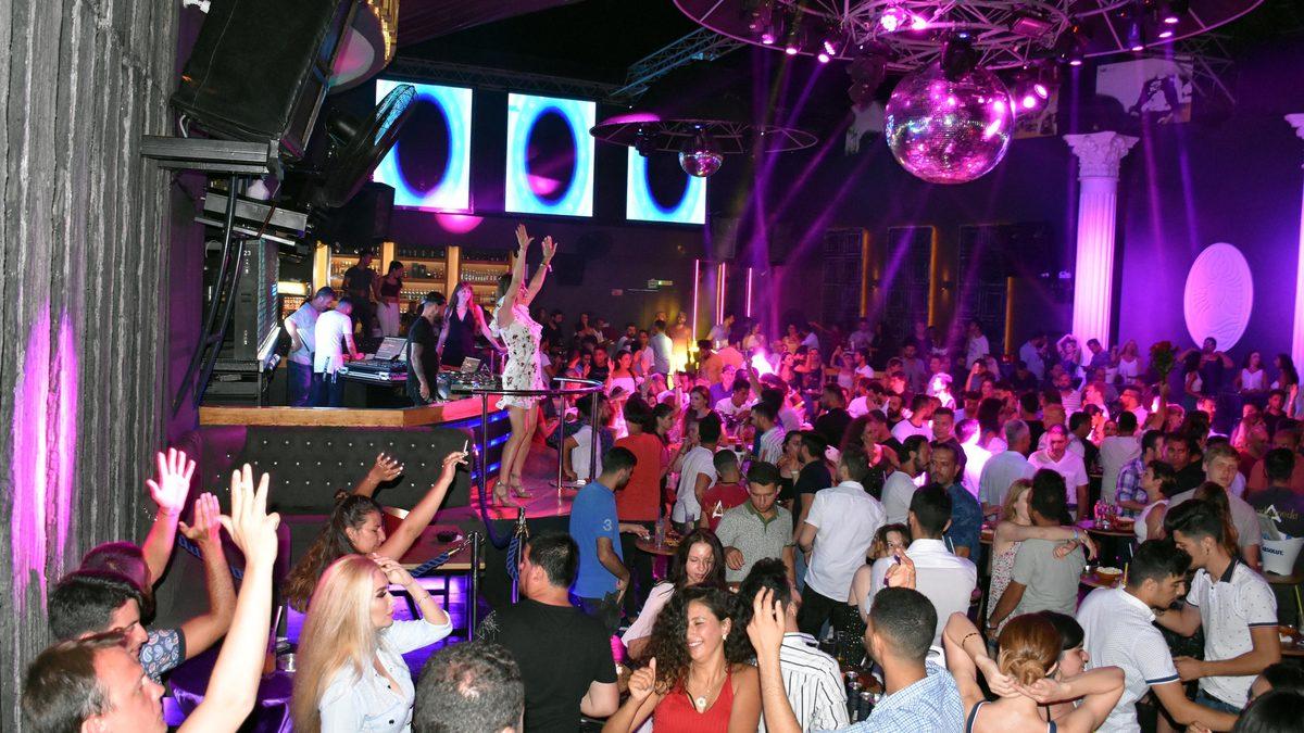 Marmaris'te gündüz plajları, gece Barlar Sokağı'nı dolduruyorlar - Güncel  Haberler