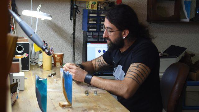  Ağaç oyarak yaptığı dekoratif ürünleri dünyaya satıyor