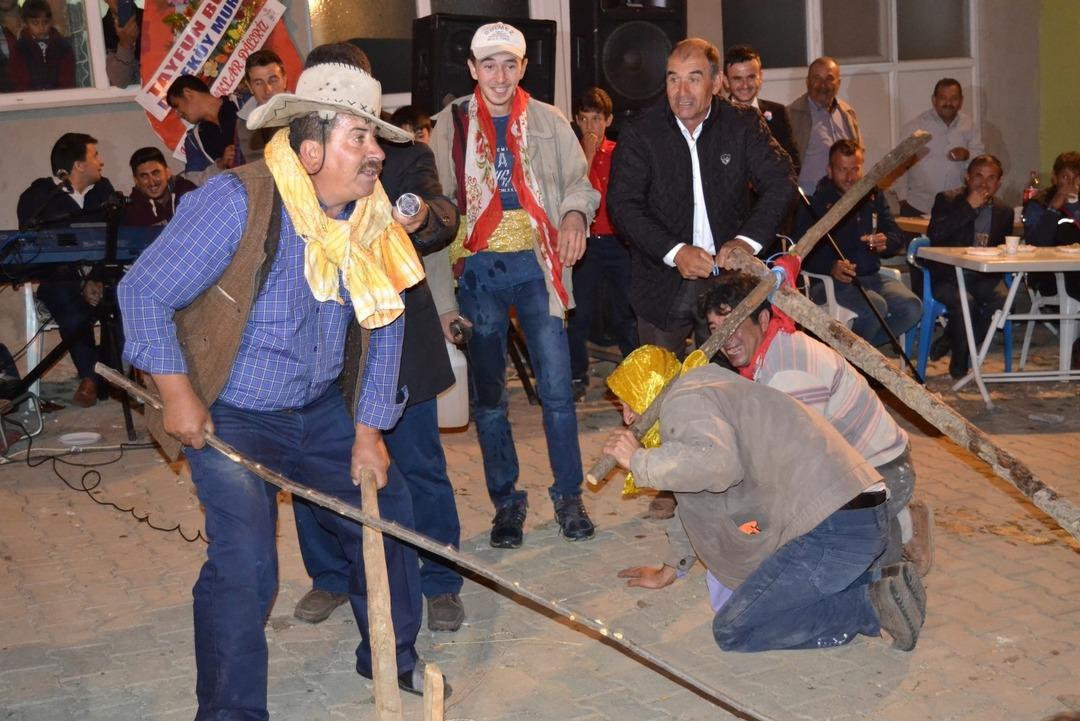 &Ouml;k&uuml;z ve eşek kılığına giren k&ouml;yl&uuml;ler d&uuml;ğ&uuml;nlere renk katıyor