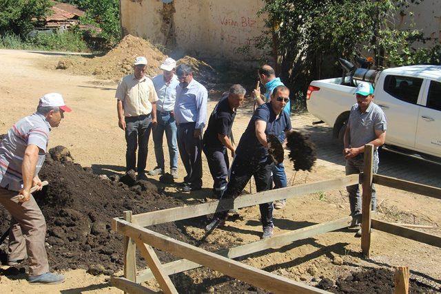 Kaymakam, şehitlik bakım çalışmalarında iş makinası kullandı ve peyzaj çalışmasına katıldı