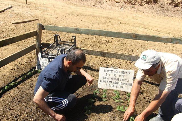 Kaymakam, şehitlik bakım çalışmalarında iş makinası kullandı ve peyzaj çalışmasına katıldı