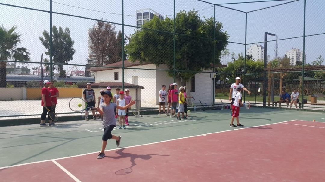 Akdeniz Belediyesi, geleceğin şampiyon raketlerini yetiştiriyor