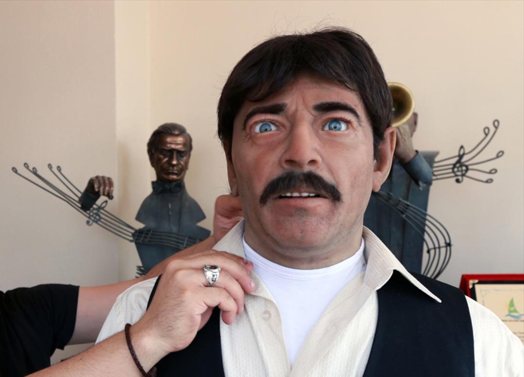 Android heykelin marifetleri şaşırtıyor! Kemen&ccedil;e &ccedil;alıp, t&uuml;rk&uuml; s&ouml;yl&uuml;yor