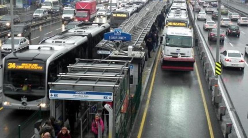Metrobüs trafiğini kilitleyen arıza