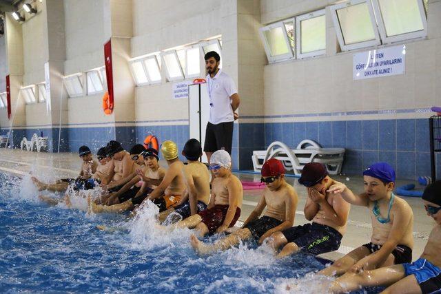 Bağcılar’da çocuklar için havuz zamanı